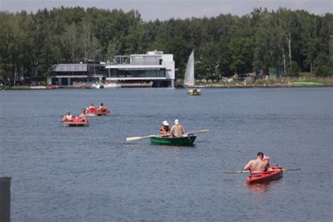 Kompletnie pijany ojciec na plaży miejskiej w Olsztyn