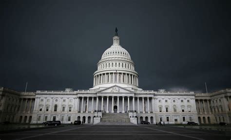 Apoiadores De Donald Trump Invadem O Capitólio Dos Estados Unidos