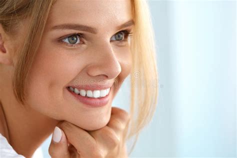 Belle Femme Heureuse De Portrait Avec Le Sourire Blanc De Dents Beauté