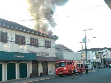 G1 Incêndio atinge loja de calçados no centro de Joinville no Norte