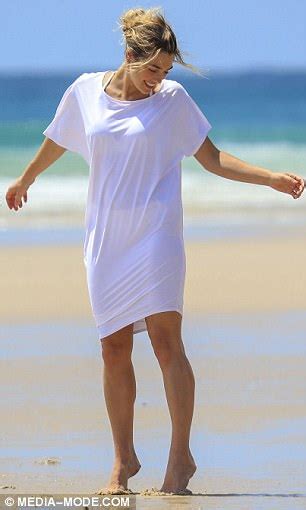 Ashley Hart Shows Off Her Toned Curves In A Skimpy Bikini Daily Mail Online