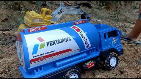 Truk Pertamina Dump Truk Muatan Tanah Liat Excavator Doosan Dx