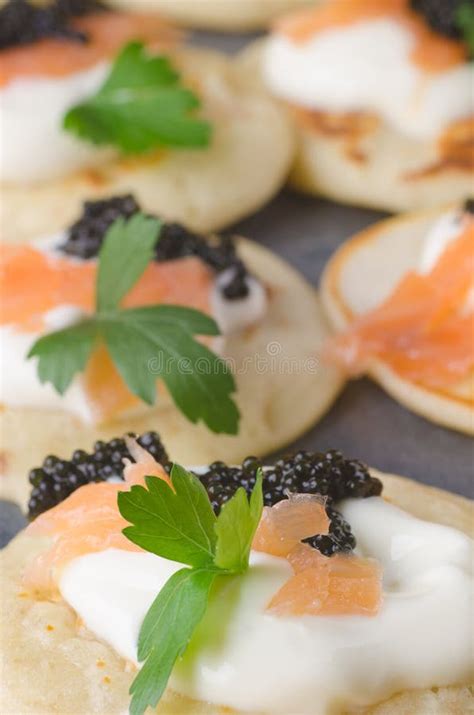 Blini Met Rode Kaviaar En Wodka Stock Afbeelding Image Of Luxe Wodka