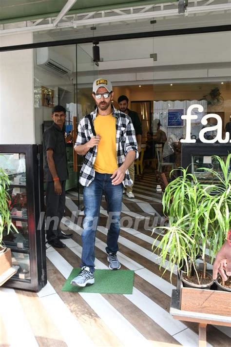 Hrithik Roshan Papped Outside Farmers Cafe Photo