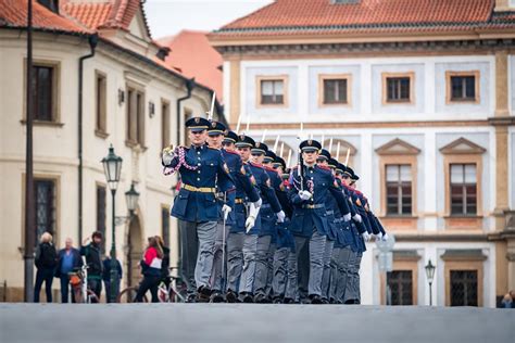 Passeio Tur Stico De Nibus Em Praga Almo O E Cruzeiro Hellotickets