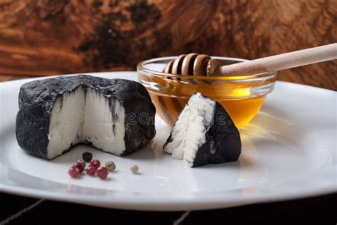 Queso De Cabra Delicioso Cubierto Con La Ceniza Negra Y La Miel Foto De