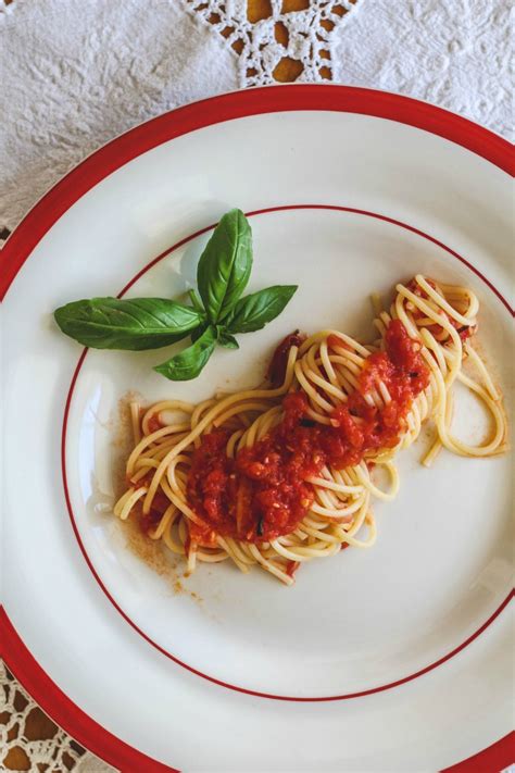 Spaghetti With Fresh Tomato Sauce Savoring Italy