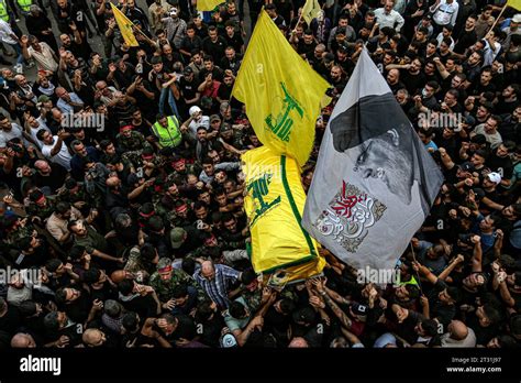 Beirut Libanon Oktober Pro Iranische Hisbollah Anh Nger Tragen