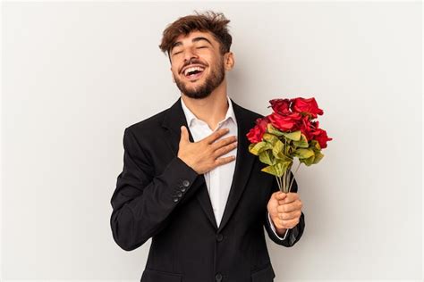 Hombre Joven De Raza Mixta Con Ramo De Rosas Aislado Sobre Fondo Blanco