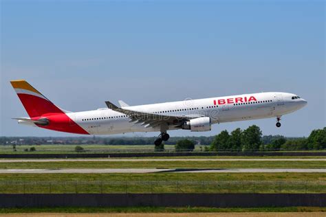 Iberia Airbus A330 editorial photo. Image of airborne - 120239141