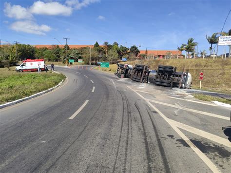 ACIDENTE Caminhão tomba e deixa duas pessoas feridas