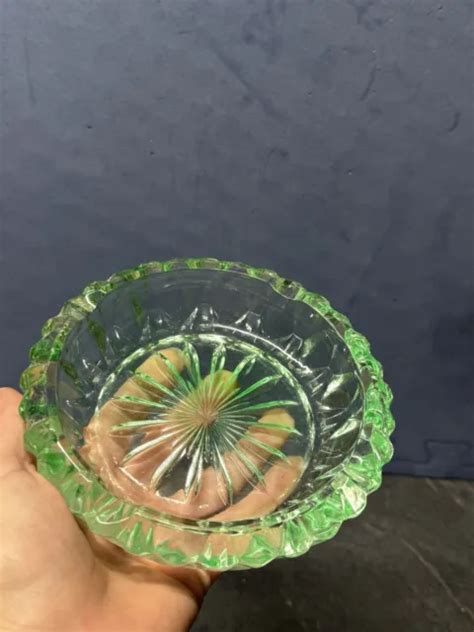 Grand Ancien Cendrier En Verre De Couleur Verte Avec Rosace Centrale