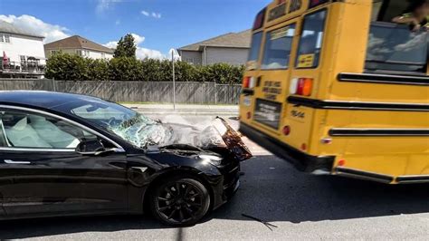 TESLA APLASTADO POR AUTOBÚS ESCOLAR YouTube