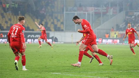 Florian Ballas köpft Jahnelf spät zum Sieg SSV Jahn Regensburg