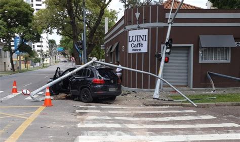 Motorista perde controle do carro e derruba dois semáforos e uma placa