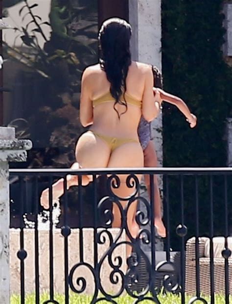 Kim Kardashian deja casi nada a la imaginación tras ser captada por los paparazzi en bikini y