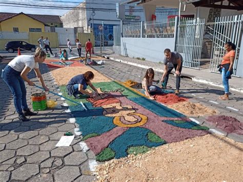 Fiéis contam como é participar da tradição dos tapetes de Corpus