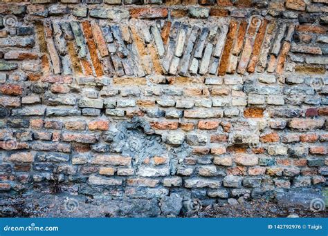 Pared Abandonada Vieja Con Bricked Encima De Ventana Foto De Archivo