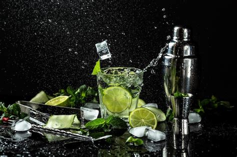 Gua Refrescante De Desintoxica O Pepino Fresco E Fatias De Bebida