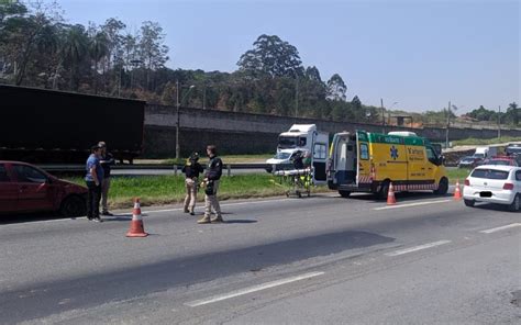 Acidente causa congestionamento na rodovia Régis Bittencourt em Embu