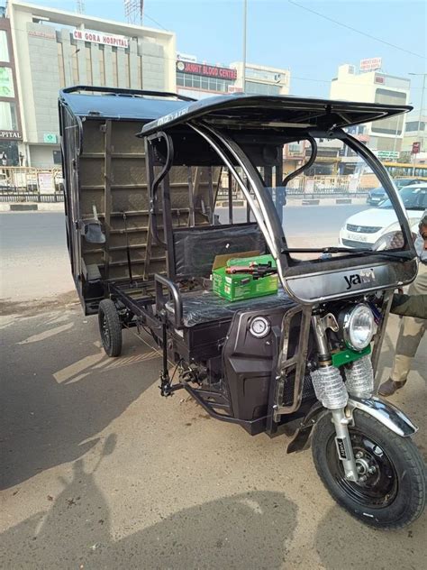 Yatri Red E Cart Rickshaw Loader With Lithium Battery At Rs Unit