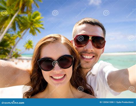 Couples Dans Des Lunettes De Soleil Faisant Le Selfie Au Dessus De La