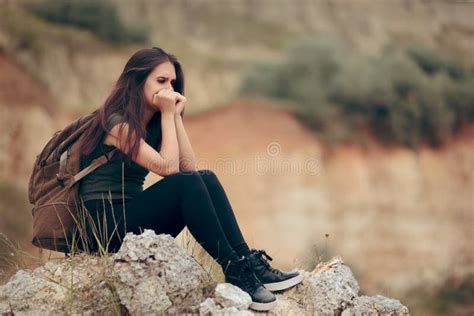 Femme Triste S Asseyant Sur Rocky Cliff Terrified Des Tailles Photo