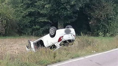 Incidente Sulla Casilina Auto Esce Di Strada E Si Ribalta Su Un Prato