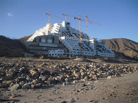 Un paso más hacia la demolición del Algarrobico tras ser declarado como