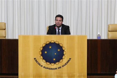 Diretor geral ministra aula magna na ESG Agência Brasileira de