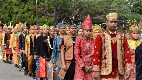 Parade Pakaian Adat Indonesia Warnai Hari Sumpah Pemuda Di Kabupaten