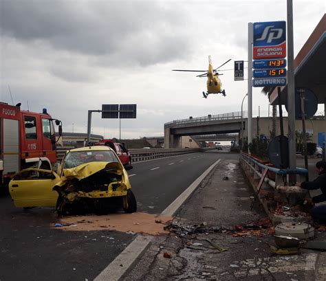 Catania Paternò auto si schianta contro un muro Un 75enne prelevato