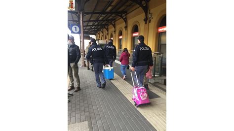 Bambina Sola Sul Treno Da Bologna A Modena Il Padre Era Sceso Per La