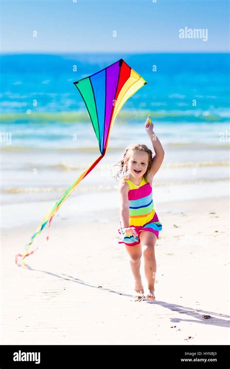 Heureux Rire Petite Fille Faire Voler Un Cerf Volant Color De Courir