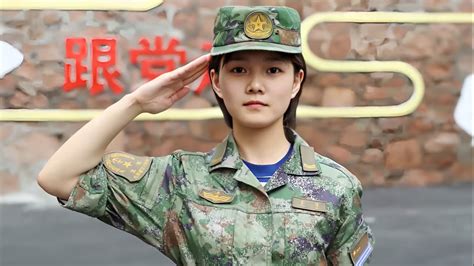 😍中國女兵新軍裝太漂亮了，海軍女兵講解新式迷彩作訓服 The New Uniforms Of Chinese Female