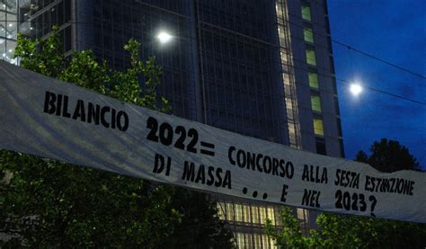 Nuova Azione Di Extinction Rebellion Striscione Al Grattacielo Intesa