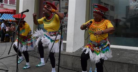 Les Mahotella Queens dans le carré piéton