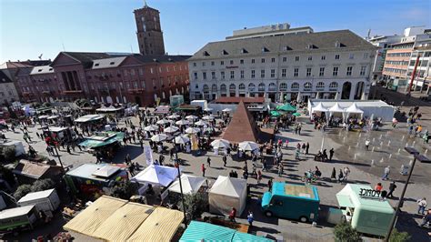 Viele Menschen Bei Karlsruher Stadtfest Und Verkaufsoffenem Sonntag