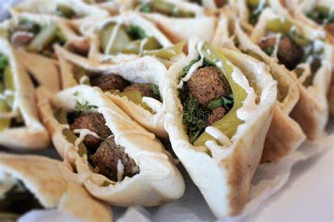 El Falafel En Pan Pita Sirvi En Una Tabla Del Partido Imagen De