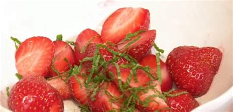 Recette Flan Coco Et Fraises Menthol Es De Cyril Lignac Sur La