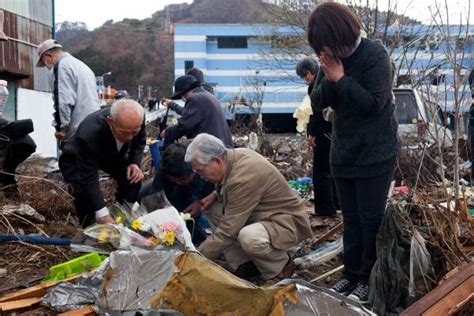 葬儀の後、津波の犠牲者が見つ：【東日本大震災】岩手県大槌町の状況 写真特集：時事ドットコム