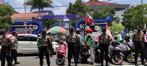 Massa Demo Driver Online Ancam Akan Berkemah Di BPTD Jatim Jika