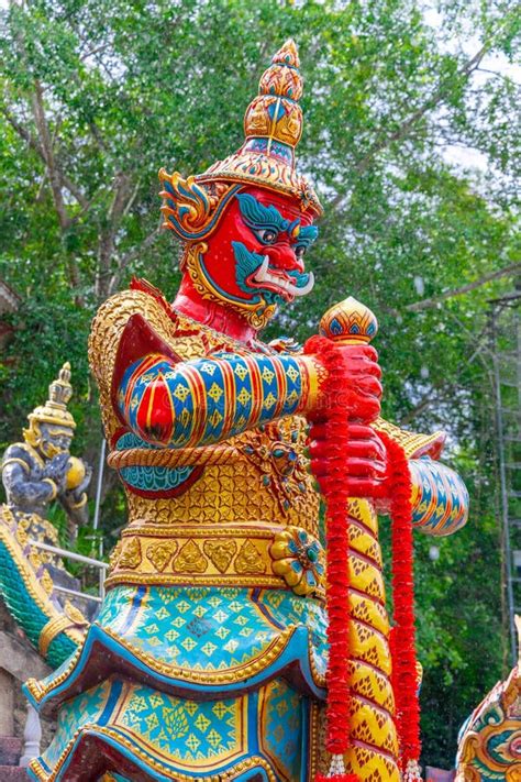 Hermosos Templos Budistas De Wat En La Antigua Ciudad De Phuket