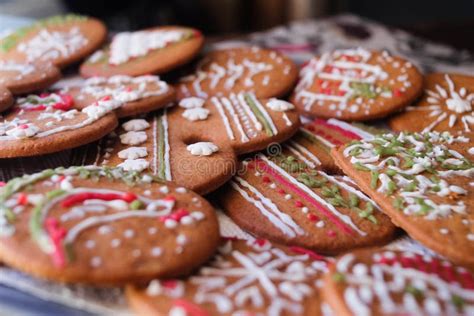 Feestelijke En Versierde Kerstkoekjes Met Gebak Stock Foto Image Of