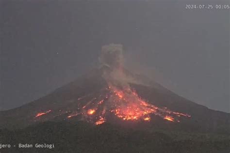 Gunung Merapi Muntahkan Awan Panas Guguran Jarak Km