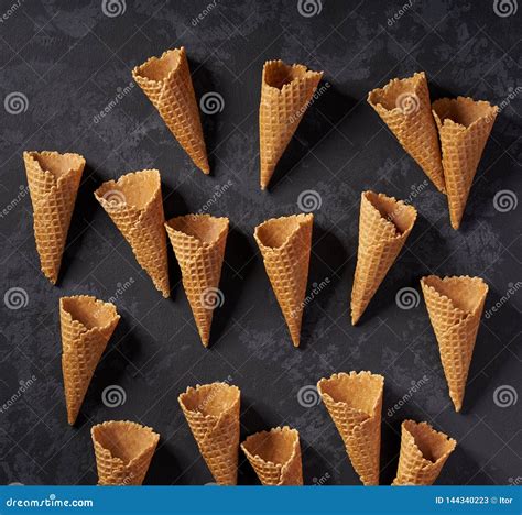 Cones Do Waffle Para O Conceito Do Gelado No Fundo Escuro Vista