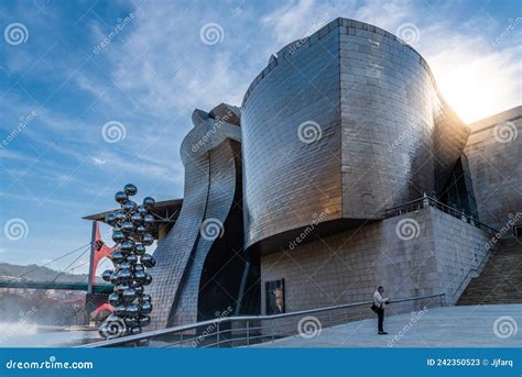 Vista Exterior Do Museu De Guggenheim Em Bilbao Foto De Stock Editorial