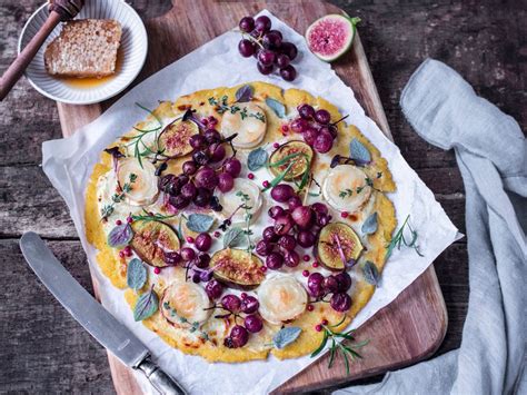 Polenta Pizza Mit Ziegenk Se Feigen Und Trauben Rezept Eat Smarter