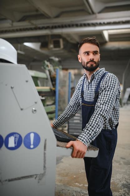 Operário De Fábrica Homem Trabalhando Na Linha De Produção Foto Premium