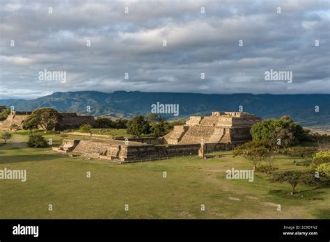 Vista De Las Pir Mides Del Grupo Iv Y Del Edificio L Desde La